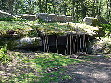 La Roche-abri près du rocher des Reptiles.