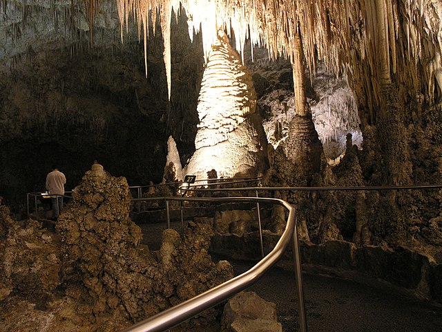 File:Temple_of_the_Sun_in_Carlsbad_Cavern-49.JPG