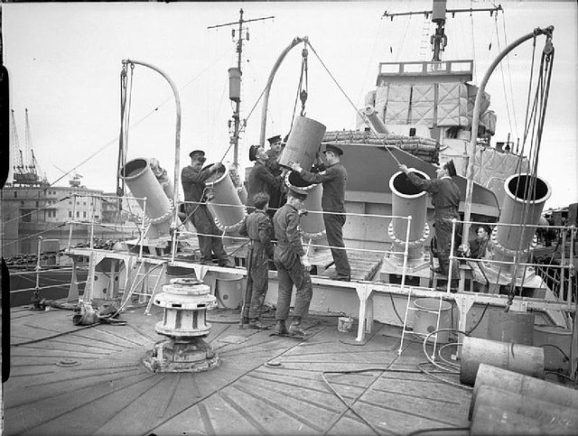 The unsuccessful Thornycroft five-barreled long-range depth charge projector during trials in July 1941 installed on the forecastle of HMS Whitehall.