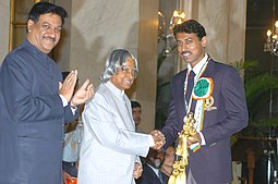 Der Präsident Dr. A.P.J. Abdul Kalam überreichte Oberstleutnant Rajyavardhan Singh Rathore den Rajiv Gandhi Khel Ratna Award für das Jahr 2004 für das Schießen bei einer glanzvollen Zeremonie am 29. August 2005 in Neu-Delhi