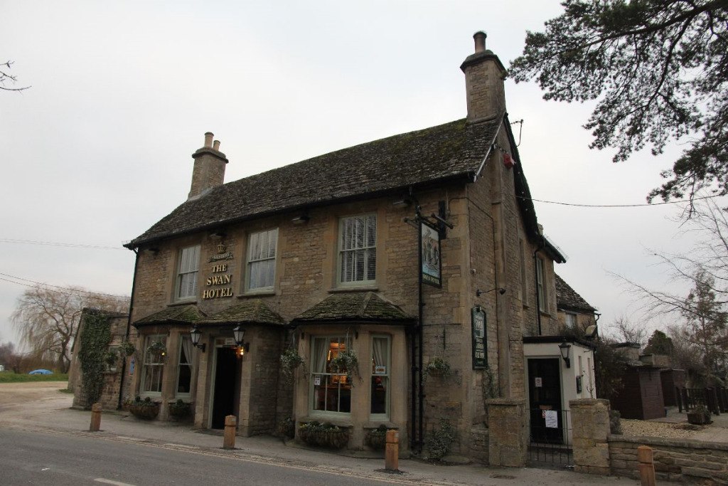 Picture of Ye Olde Swan & Riverview Barn courtesy of Wikimedia Commons contributors - click for full credit