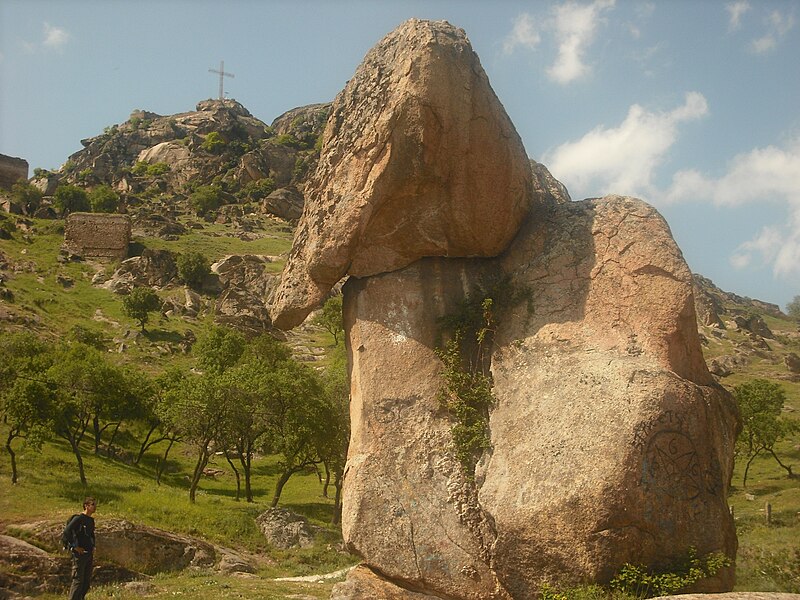 File:The elephant rock Prilep (4).JPG