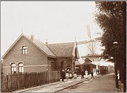 Station Alkmaar met molen de Wachter in 1897