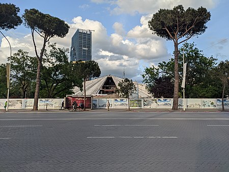 ไฟล์:Tirana_pyramid_during_2021_reconstruction.jpg