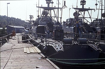 Halvdäck på Provturskommando (Ptk) Tordön (P165) av Huginklass, förtöjd vid ÖrlbV Nya Varvet i Göteborg sommaren 1982. De dubbla sjunkbombställen i aktern kännetecknade alla patrullbåtar i första Huginklass-versionen. Utanför fartyget ligger Ptk Tirfing (P166) och ytterst HMS Mode (P154). Föröver skymtar robotkassett på HMS Munin (P152).