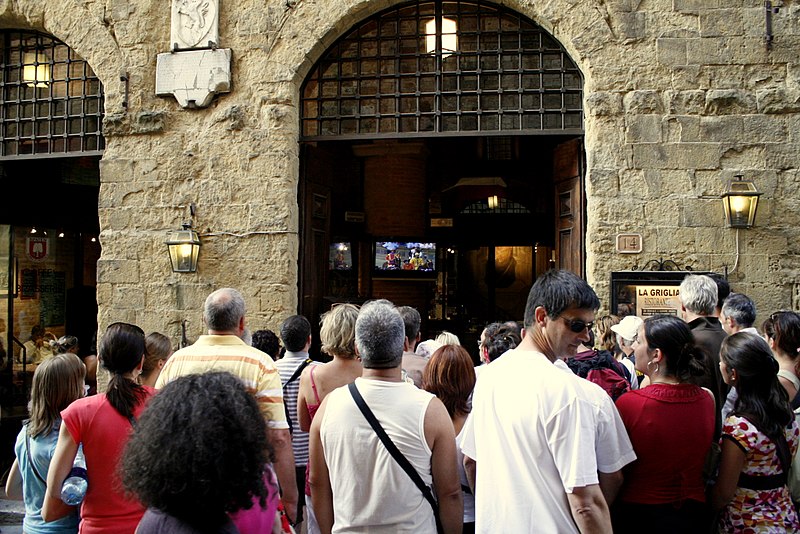 File:Tourists watching 'Il Palio' on TV, San Gimignano (4086410233).jpg