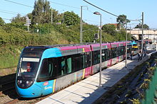 Un tram-train à destination de Clisson s'arrête sur le quai de la voie 1 de la nouvelle gare, en 2015.