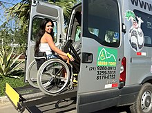 Un ascenseur spécial soulève un fauteuil roulant et son occupant dans un bus