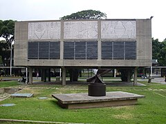 Mural de Víctor Vasarely. Título: Sophia. Autor: Victor Vasarely. Año: 1954. Ubicación: Torre de enfriamiento del Aula Magna. En los jardines al suroeste del Corredor Cubierto, cerca de la Biblioteca Central.