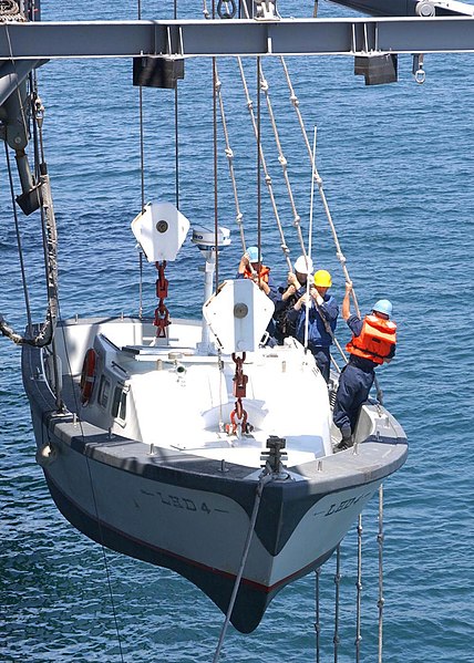 File:US Navy 040802-N-8146B-004 Sailors assigned to the amphibious assault ship USS Boxer (LHD 4), ease the Captain's Gig into the water below.jpg