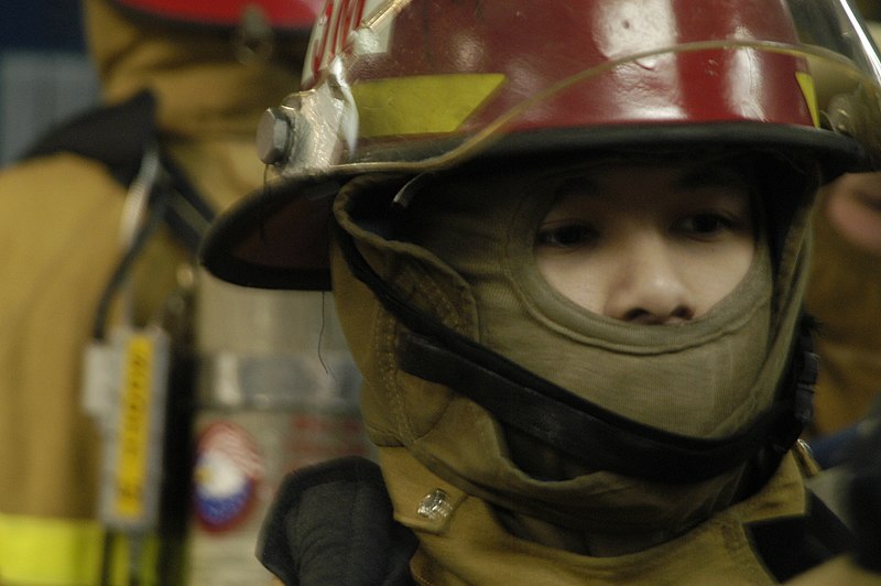 File:US Navy 070325-N-0807W-036 Damage Controlman 2nd Class Ka S. Chan is outfitted in a fire fighting ensemble for a main space fire drill on board USS Essex (LHD 2) during Exercise Foal Eagle 2007.jpg