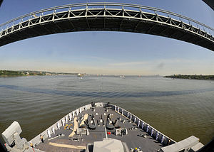 USS New York (LPD 21) vstupující do přístavu New York v Úzkém průlivu