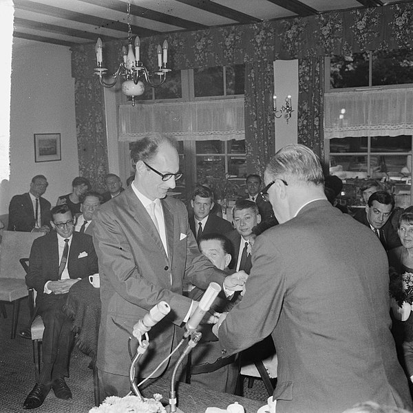 File:Uitreiking Nipkovschijven te Lage Vuursche voor de camera Kees van Langeraad (me, Bestanddeelnr 916-9337.jpg