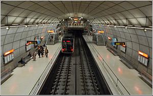 Une station du métro de Bilbao (3451417513).jpg