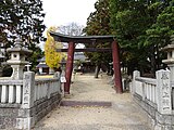 艮御崎神社の境内入口の鳥居 扁額に「艮御崎宮」と記されている。