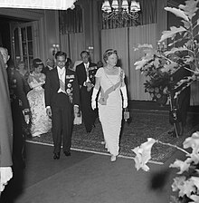King Bhumibol with Prince Berhard and Queen Juliana in 1960 V.l.n.r. koning Bhumibol, prins Bernhard en koningin Juliana, Bestanddeelnr 911-7019.jpg