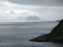 Blick von Å (auf Moskenesøy) zur Insel Værøy