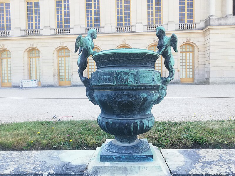 File:Vase aux anses formées d’une tête de faune surmontée d’une chimère, Laurent Magnier, Jean-Baptiste Tuby (2009.00.102).jpg