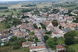 Eine Luftaufnahme von Vendeuvre-du-Poitou