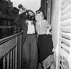 File:Verklede feestgangers op het balkon van Maison Raymonde in de Rue ...