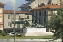 Monumento ai Caduti in Piazza Garibaldi, Piazza delle Paure per i viareggini