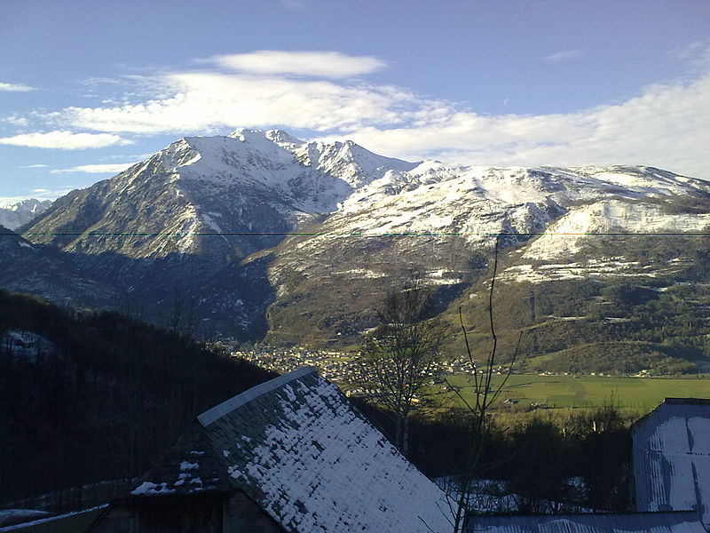 File:Vue sur la montagne depuis Artalens.jpg