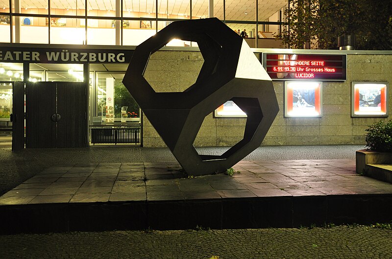 File:Würzburg Mainfrankentheater nachts Skulptur.jpg