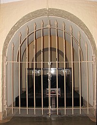 Washington's Tomb displaying Lincoln Catafalque, 2007 Washington'sTomb in US Capitol.jpg