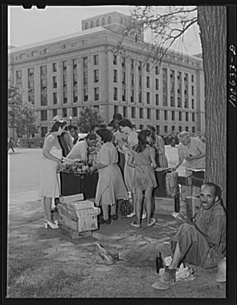 File:Washington, D.C. Coca-Cola and sandwich stand 8c28499v.jpg