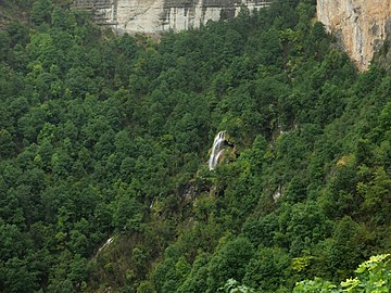 Der Wasserfall de Gournier führt das aus der Höhle von Gournier stammende Wasser