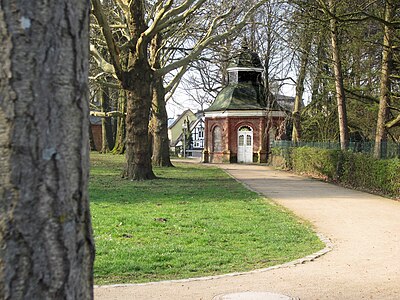 Wegachsen im Brunnenpark, ehemalige Kuranlage