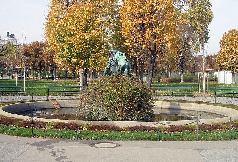 File:Wien Volksgarten Triton und Nymphenbrunnen.jpg