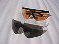 Ballistiske skytebriller med 3 forskjellige linsefarger (svart, klar og oransje) som brukes til vernebriller og for bedre kontrast