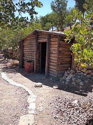 <span class="mw-page-title-main">Zemlyanka</span> Type of earth shelter with ancient origins