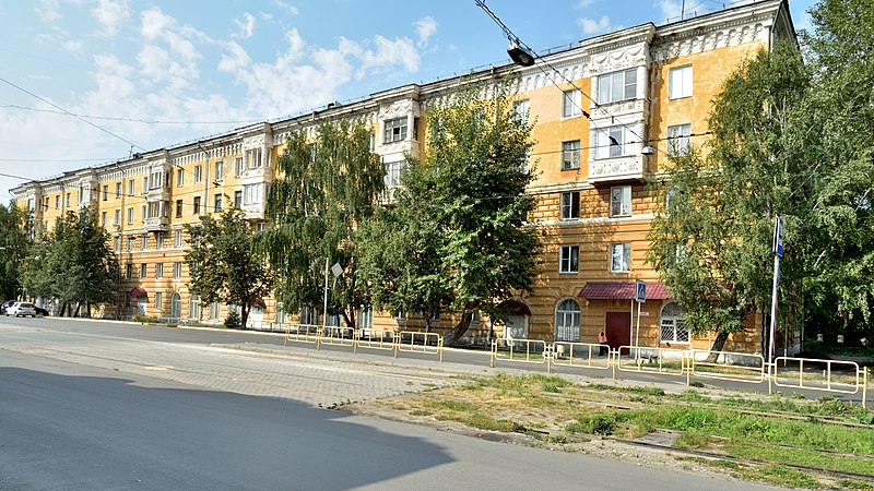 File:Zlatoust. Residential house, five-storey, stone, Karl Marx street, 2.jpg