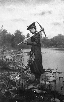 Zonia Baber collecting fossils 1895.jpg