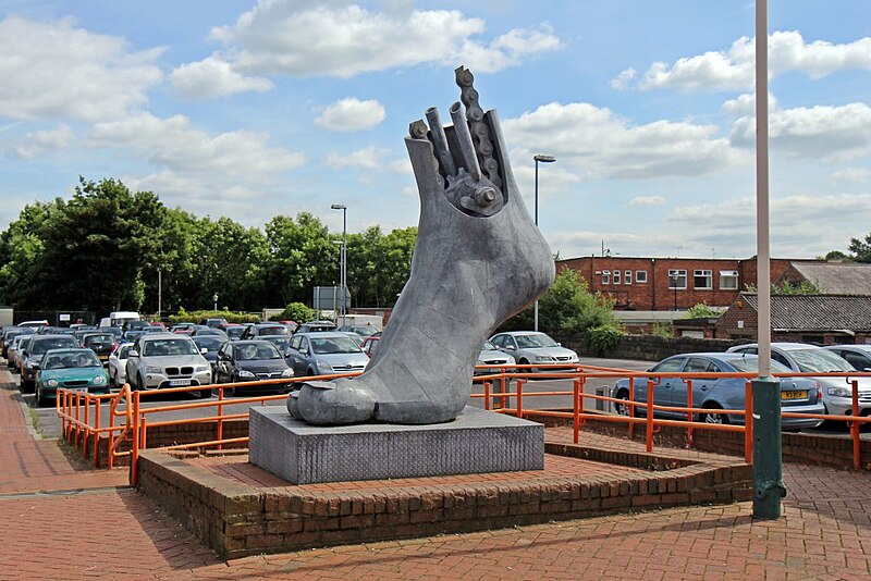 File:"Footplate" sculpture, Flint railway station (geograph 4031938).jpg