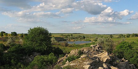 Вид на кар'єр і ставок із гранітного останця