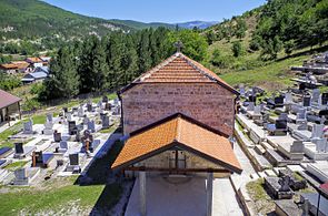 Главната селска црква „Св. Никола“ со селските гробишта