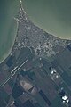 Satellietfoto stad met het vliegveld linksonder