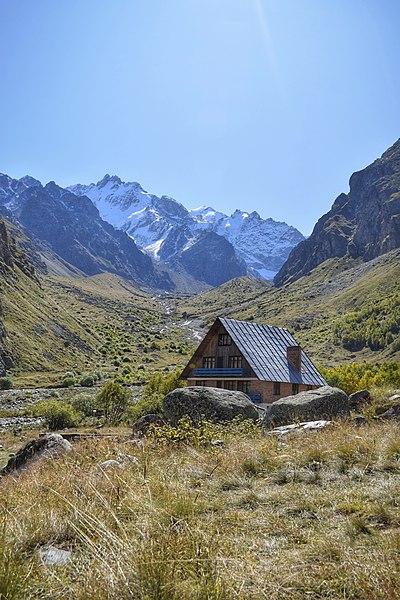 File:Здание в альплагере Безенги.jpg