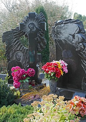 Hrob Viktora Rybalka (zobrazený na pomníku vlevo) na hřbitově Sovskoye