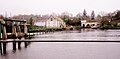 L'écluse du Rudet, l'ancienne usine Debicky et le petit port du Rudet en Inzinzac-Lochrist vus depuis la rive gauche du Blavet en Languidic.