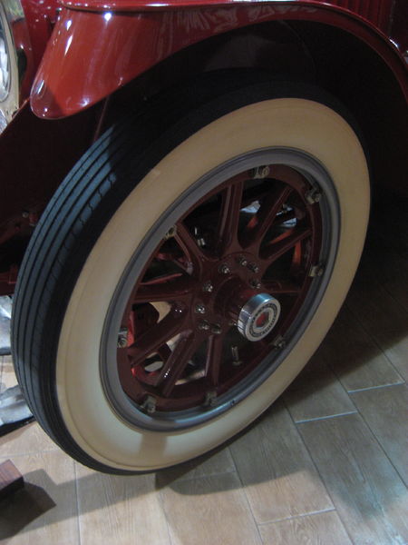 File:1916Packard1-35TownCarLimoKimballWheelHubcap.jpg