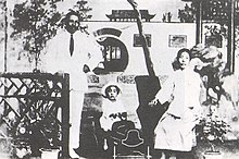 Kim, with son In and wife Chun-rye in Shanghai (1921) 1921nyeonyi gimgu gajogsajin.jpg