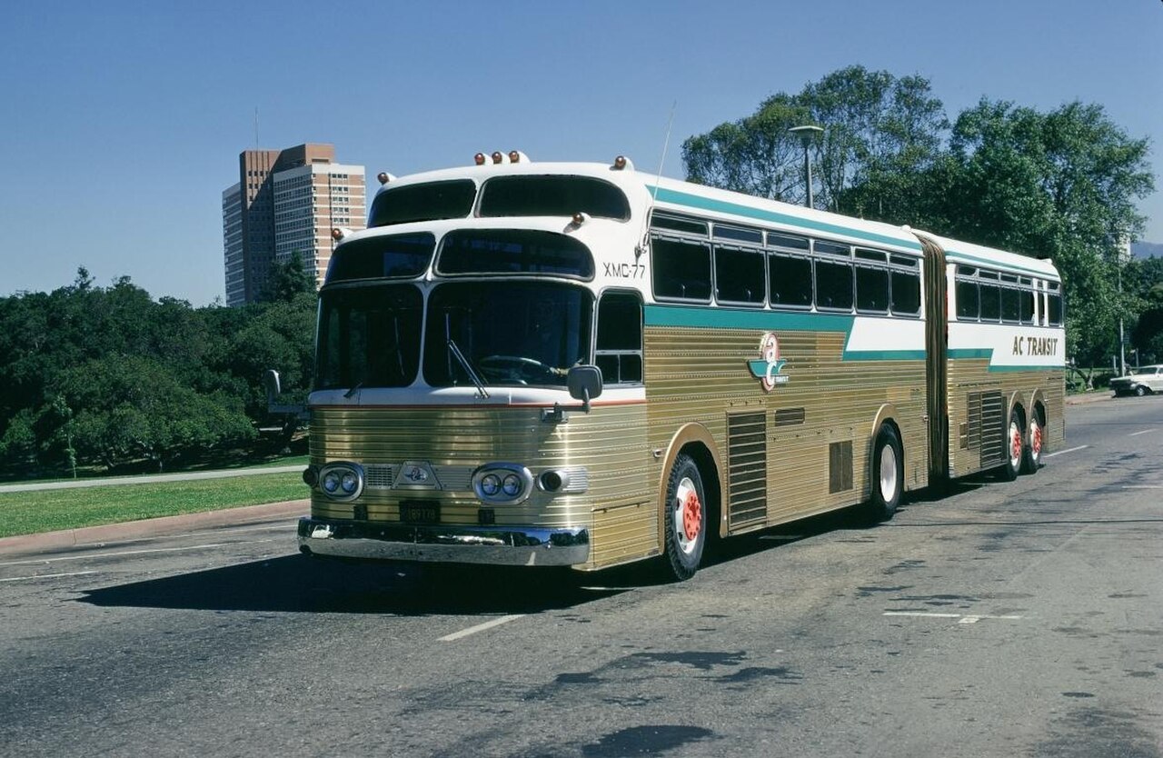 Автобусы прошлых лет. Американские автобусы Greyhound. Кассбохрер сетра. Коач автобус Америка. Старые американские автобусы.