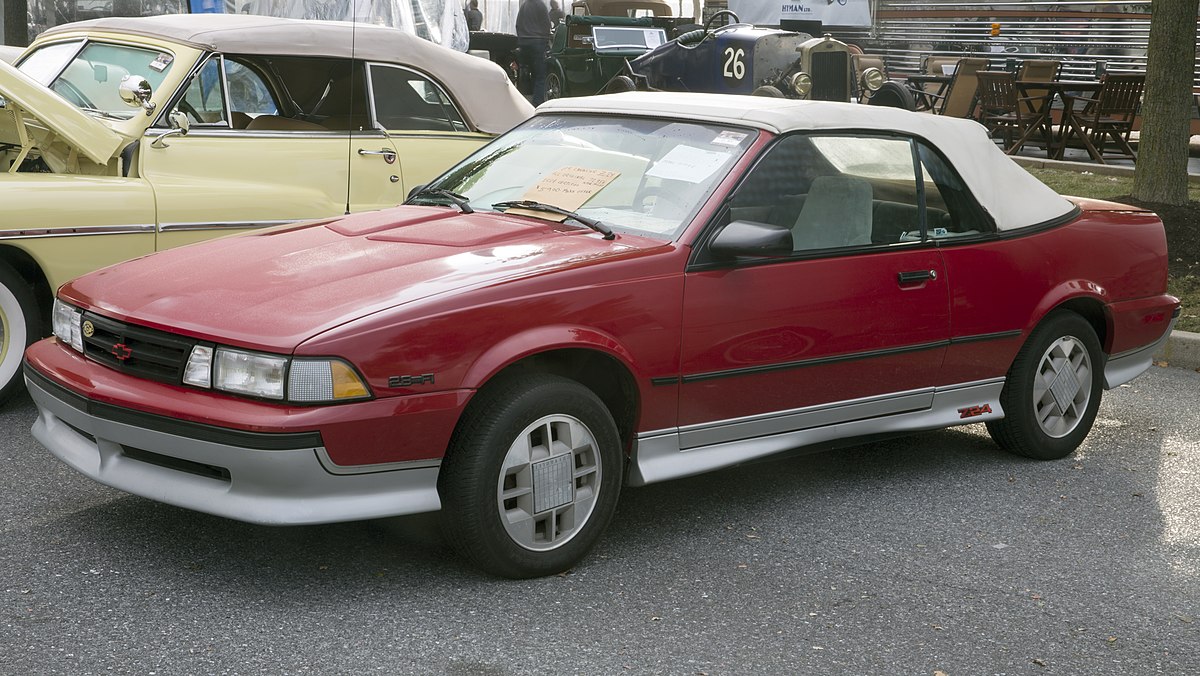 Nom français pour une Américaine  - Page 2 1200px-1989_Chevrolet_Cavalier_Z24_Convertible_in_Dark_Red%2C_front_left_%28Hershey_2019%29