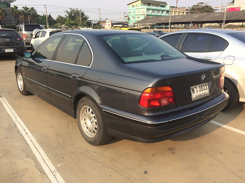 File:1997-1998 BMW 528i (E39) Sedan (26-03-2018) 03.jpg