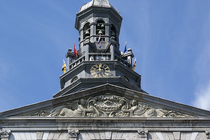 File:2010.07.20.114542 Glockenturm Giebel Rathaus Maastricht.jpg