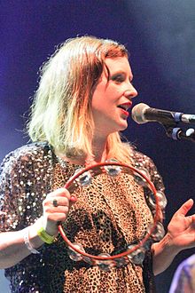 Goswell performing with Slowdive, 2014